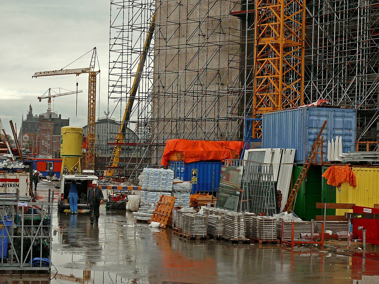 Obra com escoramento e andaimes